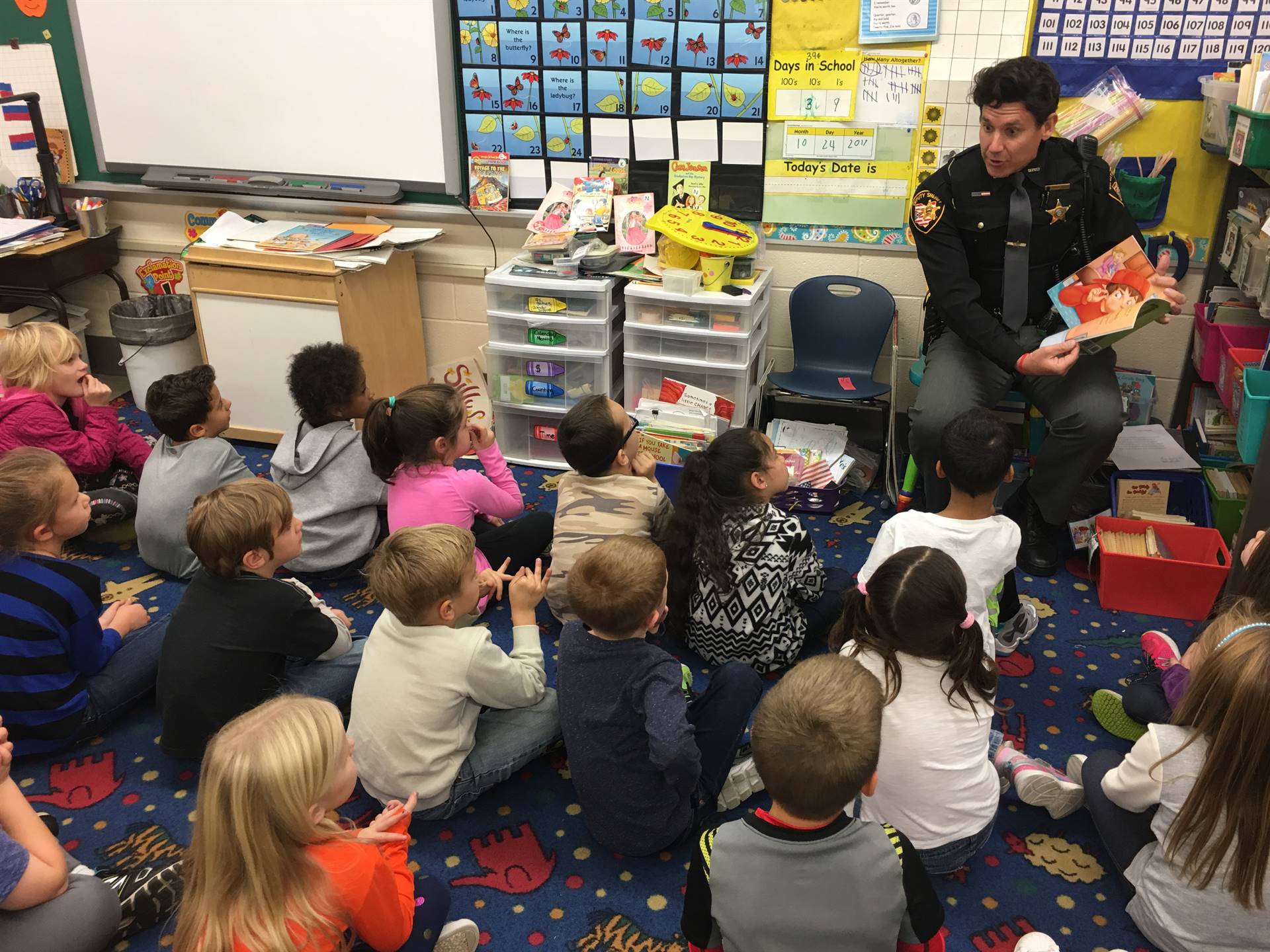 SRO reads to elementary kids